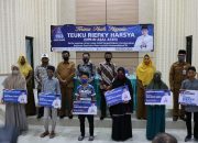 Isnaini Husda Salurkan Beasiswa PIP