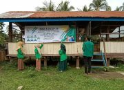 KKN UNIMAL Kelompok 187 Pasang Spanduk dan Bersihkan Lingkungan Meunasah Gampong Keulilee