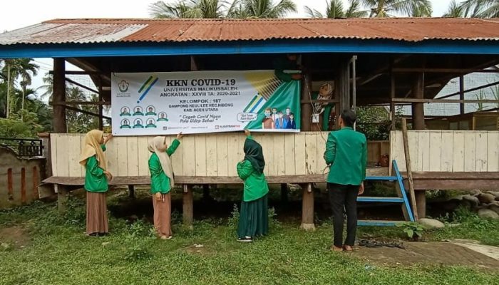 KKN UNIMAL Kelompok 187 Pasang Spanduk dan Bersihkan Lingkungan Meunasah Gampong Keulilee