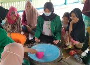 Bersama Warga Desa Paloh Lada, Kelompok KKN 192 Lakukan Pelatihan Pembuatan SOANTRI