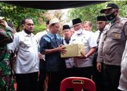 Tim Kecamatan Baiturrahman Serahkan Bantuan untuk Korban Kebakaran