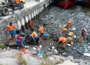 DLHK3 Kerahkan Petugas Bersihkan Sampah Apung di Pelabuhan Lampulo