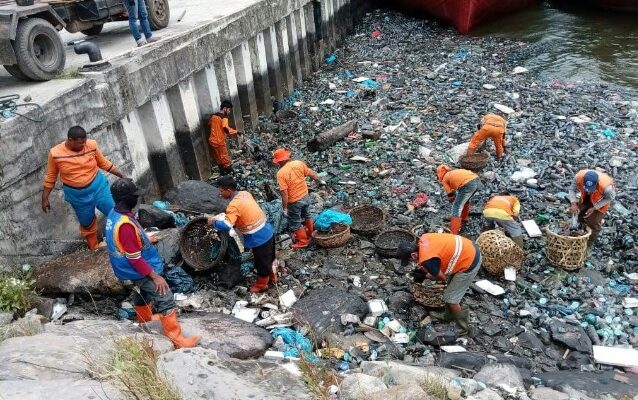 DLHK3 Kerahkan Petugas Bersihkan Sampah Apung di Pelabuhan Lampulo