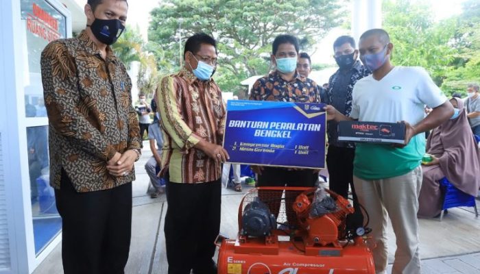 Wali Kota Kembali Serahkan Bantuan Modal Kepada 100 Pelaku UMKM