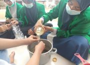 Mahasiswa KKN Unimal Buat Hand Sanitizer Alami   