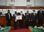 Tanda Tangan Nota Kesepakatan KU-APBK dan PPAS-APBK, DPRK Aceh Besar Gelar Paripurna