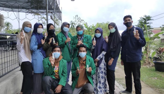 Mahasiswa KKN-COVID19 014 UNIMAL Bagikan Hand Sanitizer Gratis Kepada Masyarakat