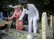 Peringati Hari Pahlawan, Gubernur Aceh Tabur Bunga di Makam HT Djohan
