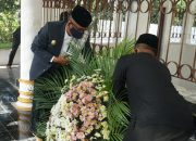 Waled Husaini Tabur Bunga di Makam Chiek Ditiro