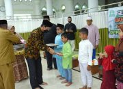 Farid Nyak Umar Serahkan Seragam untuk TPQ Al-Muttaqin Peunayong