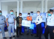 Wali Kota Serahkan Paket Sembako untuk Juru Parkir dan Sopir Angkot