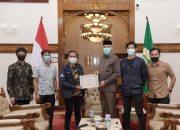 Gubernur Aceh Terima Penghargaan dari IKAPA Bandung