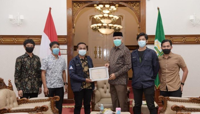 Gubernur Aceh Terima Penghargaan dari IKAPA Bandung