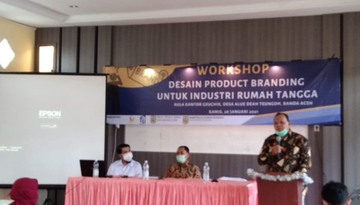 Pelaku Usaha IRT Gampong Alue Deah Teungoh Ikuti Workshop Desain Product Branding