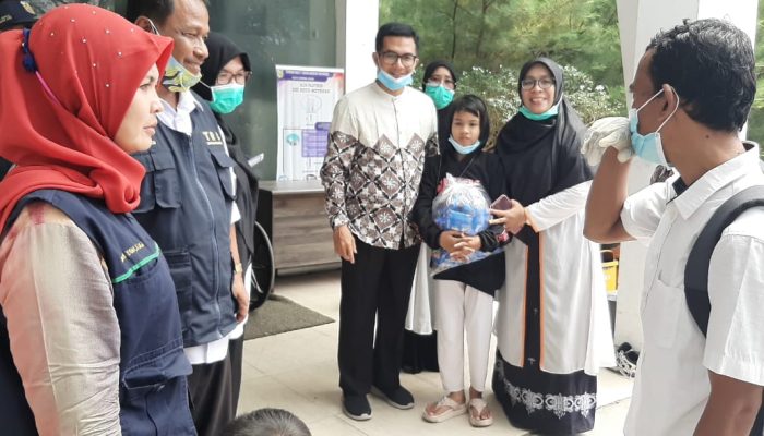 Dewan Serahkan Bantuan Pasien Penderita Stroke di RSU Meuraxa