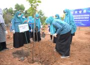 Dyah Erti Hijaukan Lingkungan Kantor UPTD BPSR di Blang Bintang