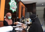 Mantan Direktur RSIA Tunaikan Zakat melalui Baitul Mal Aceh