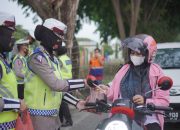 Polwan Ditlantas Polda Aceh Berbagi Takjil Kepada Pengguna Jalan di Banda Aceh