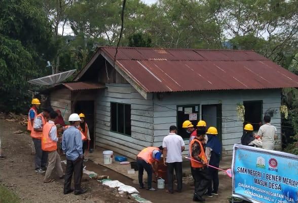 Siswa SMK Negeri 1 Bener Meriah Rehab 2 Rumah Warga Dhuafa