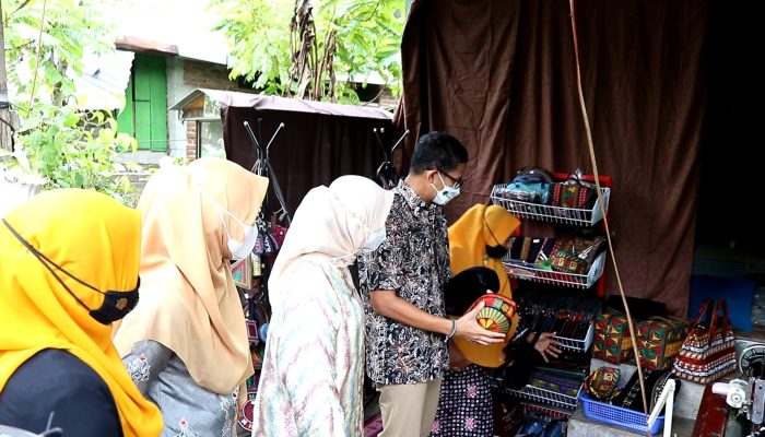 Dongkrak Ekonomi Kreatif Sandiaga Uno Sambangi Perajin Bordir Di Desa Dayah Daboh