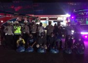 Dirlantas Polda Aceh Bagi 50 paket sembako untuk Supir Angkutan Umum di terminal Batoh