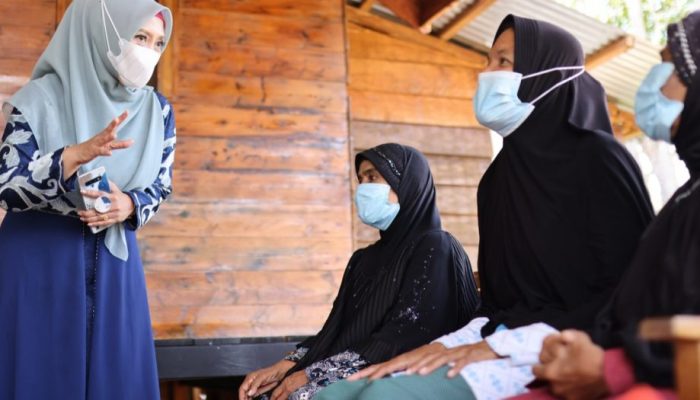 Jelang Idul Fitri, Dyah Erti Bagikan Paket Sembako Untuk Masyarakat Kurang Mampu