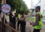 Personel Polda Aceh Diterjunkan Bagi Masker Untuk Jamaah Sholat Ied Masjid Oman Dan Babuttaqwa