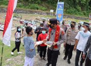 Disela-sela Kunker Ke Polres Aceh Selatan Dan Cek Posko PPKM Mikro, Kapolda Aceh Bagi Buku Untuk Anak-anak