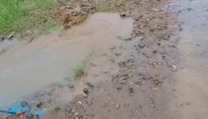 Tim Reaksi Cepat PDAM Tirta Daroy Perbaiki Pipa Bocor di Siron