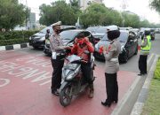 Personel Ditlantas Polda Aceh Bagi Masker Di Simpang Lima, Banda Aceh