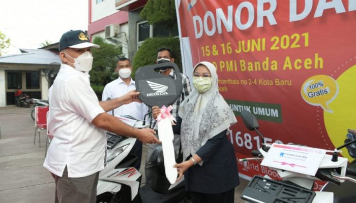 Sekda Aceh Serahkan 3 Unit Sepeda Motor Untuk Pemenang Undian Tahunan PMI