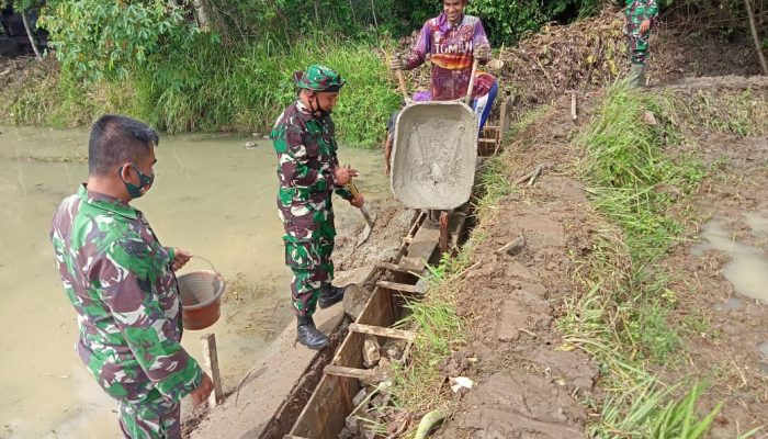 Guna menyukseskan ketahanan pangan Anggota Koramil Indrapuri Bantu warga bangun saluran