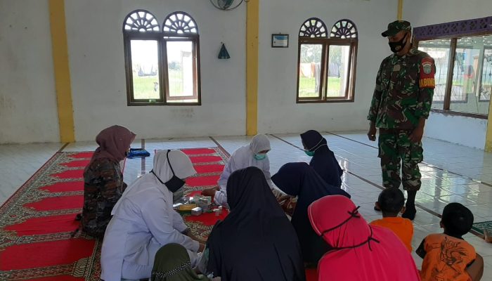 Babinsa Jantho dampingi jalannya posyandu di Desa binaan