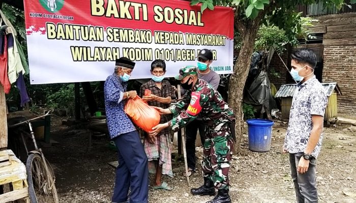 Bakti Sosial, Babinsa Koramil 18/Ingin Jaya Berikan Bantuan Sembako