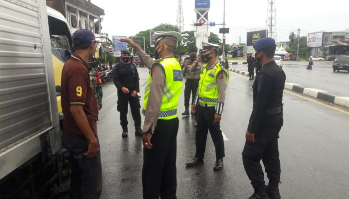 Petugas Posko Penyekatan PPKM Mikro Level 4 Lambaro Perintah 20 Sepmor Putar Balik