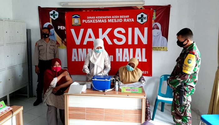 Babinsa Koramil Mesjid Raya Dampingi Pelaksanaan Vaksinasi Bagi Masyarakat
