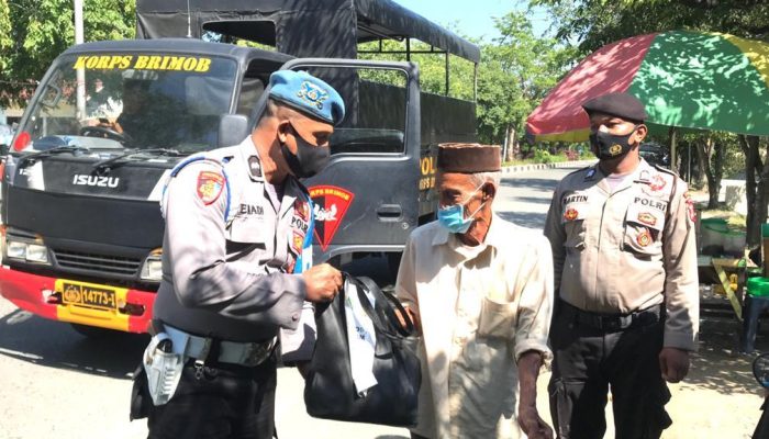 Satgas Yustisi Bagi 15 Paket Sembako Dalam Kegiatan Rutin Yang Ditingkatkan Di Lampineung Banda Aceh