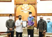 Keluarga Mahasiswa Aceh Mesir Berikan Penghargaan Kepada Gubernur Nova
