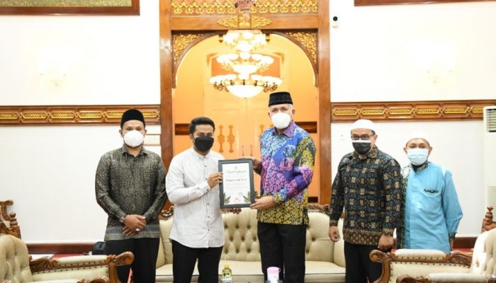 Keluarga Mahasiswa Aceh Mesir Berikan Penghargaan Kepada Gubernur Nova