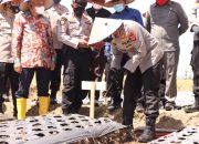 Kapolda Aceh Ikut Tanam Bawang Merah di Pidie