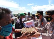 Kapolres Aceh Tengah Berikan Bantuan Sosial Untuk Puluhan Masyarakat Korban Angin Puting Beliung