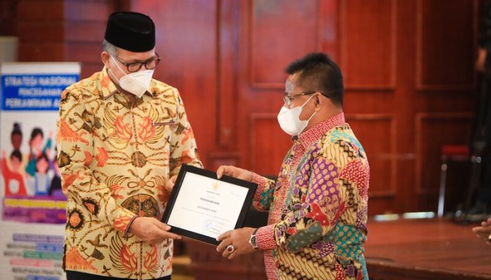 Aminullah Terima Penghargaan KLA 2021 dari Gubernur