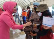 Puluhan Petugas Kebersihan Di Banda Aceh Terima Paket Sembako Dari Ketua PD Bhayangkari Aceh Dan Polwan Polda Aceh
