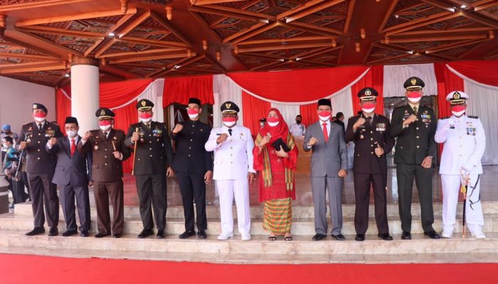 Sejumlah Pejabat Polri Ikuti Upacara Penurunan Bendera Merah Putih Di Halaman Kantor Gubernur Aceh