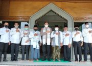 Ketua MPU Aceh Kalungi Kapolda Aceh Dengan Selempang Saat Berkunjung Ke MPU