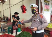 Dirlantas Polda Aceh Bagikan 1000 Masker Kepada Pedagang di Pasar Al Mahirah