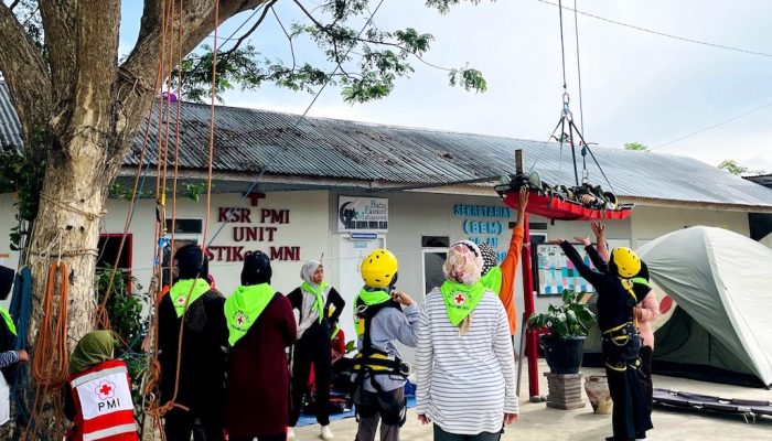 KSR PMI Unit STIKes MNI Sigli Adakan Pelatihan Vertical Rescue