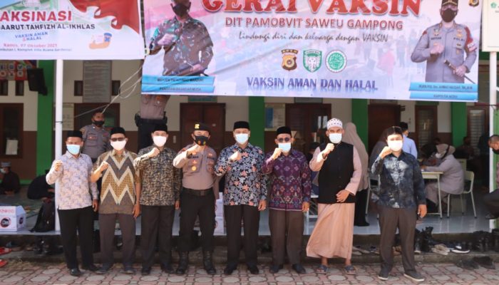 Vaksinasi Saweu Gampong Ditpamobvit dan Bid Dokkes Polda Aceh di Pesantren Mahad Daarut Tahfizh Al-Ikhlash Aceh Besar