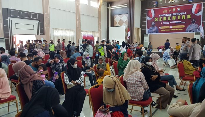 Biro SDM dan Ditresnarkoba Polda Aceh Gelar Vaksinasi Massal di Kecamatan Suka Makmur, Vaksin 832 Orang