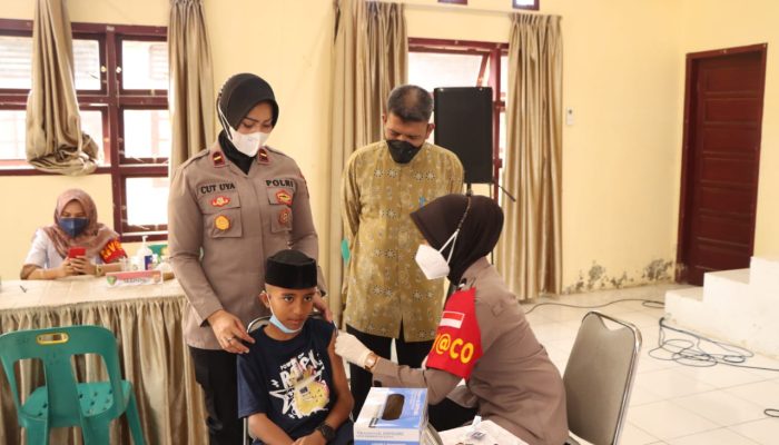 Ditpamobvit Polda Aceh Gelar Vaksinasi Saweu Gampong di Kantor Camat Krueng Barona Jaya